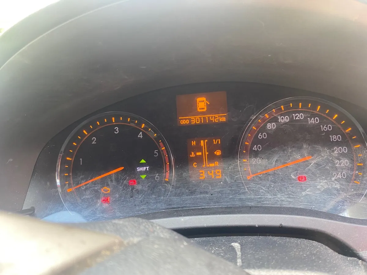 Toyota Avensis 2010 - Image 2