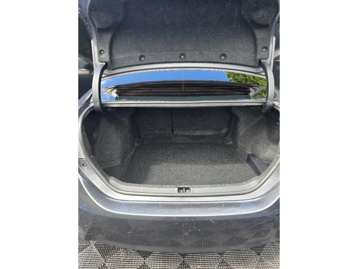 Toyota Corolla 1.4 D-4D LUNA 4DR - Image 2