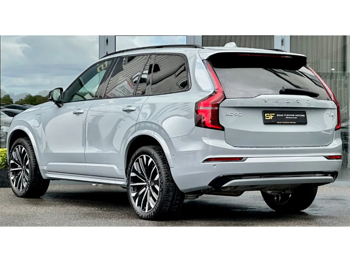 Volvo XC90 PLUS PRO T8 PHEV AWD - Image 4