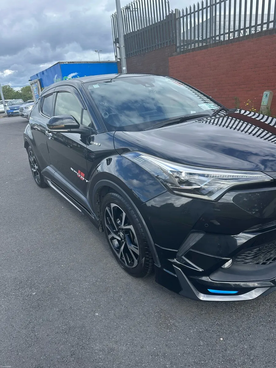Toyota C-HR 2018 G LED Edition Hybrid. - Image 2