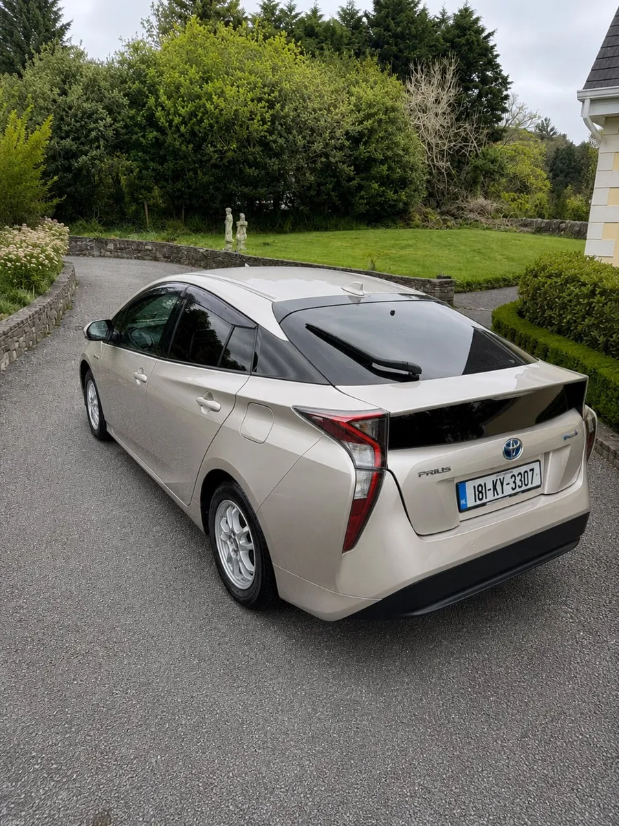 Toyota Prius Hybrid 2018 - Image 2