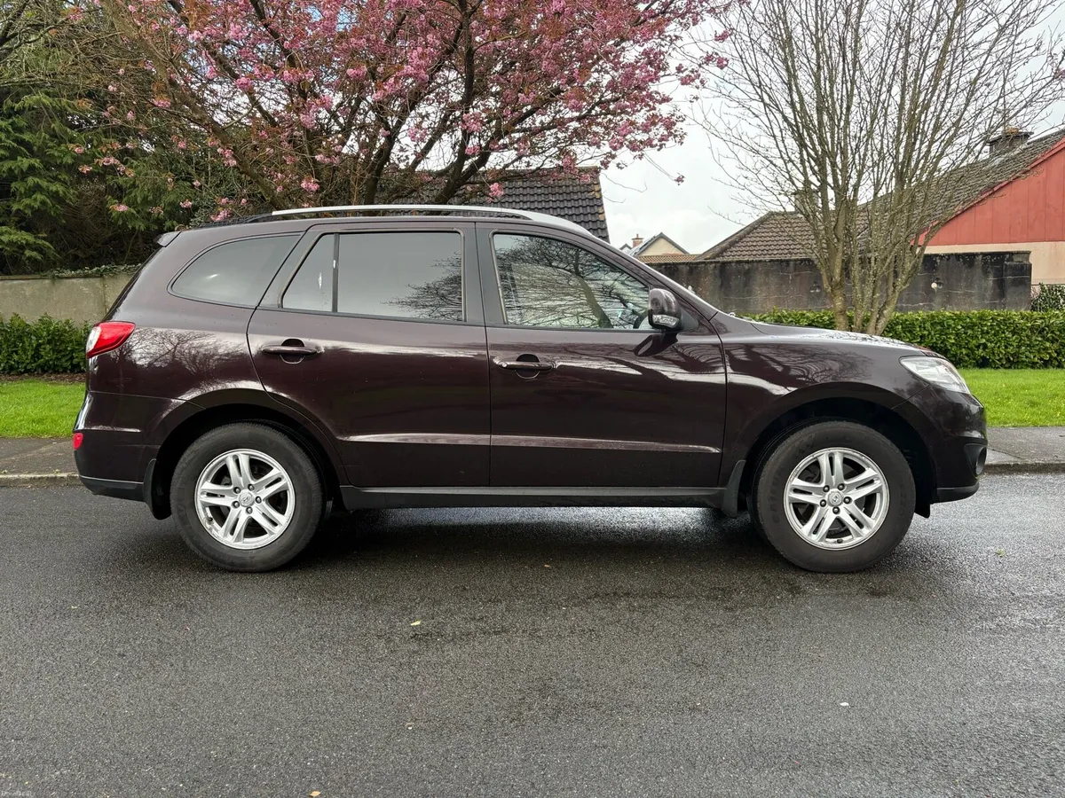2011 Hyundai Sante Fe 7 Seats - Image 2
