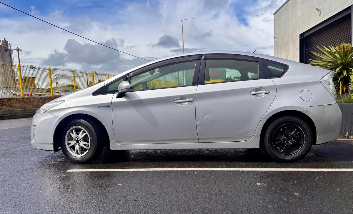 2013 TOYOTA PRIUS*FRESH NCT*DRIVES PERFECT* - Image 4