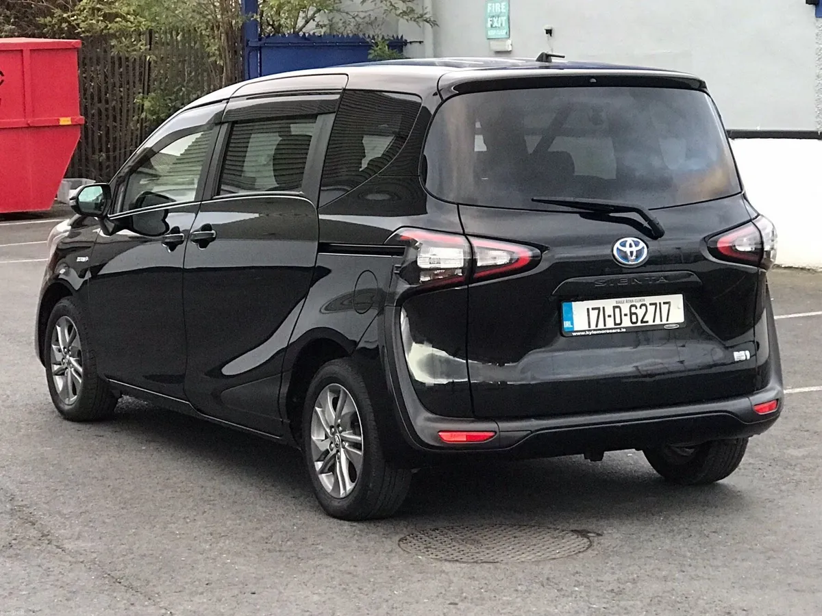 Toyota sienta - Image 4
