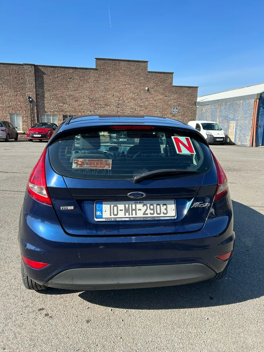 2010 Ford fiesta - Image 2