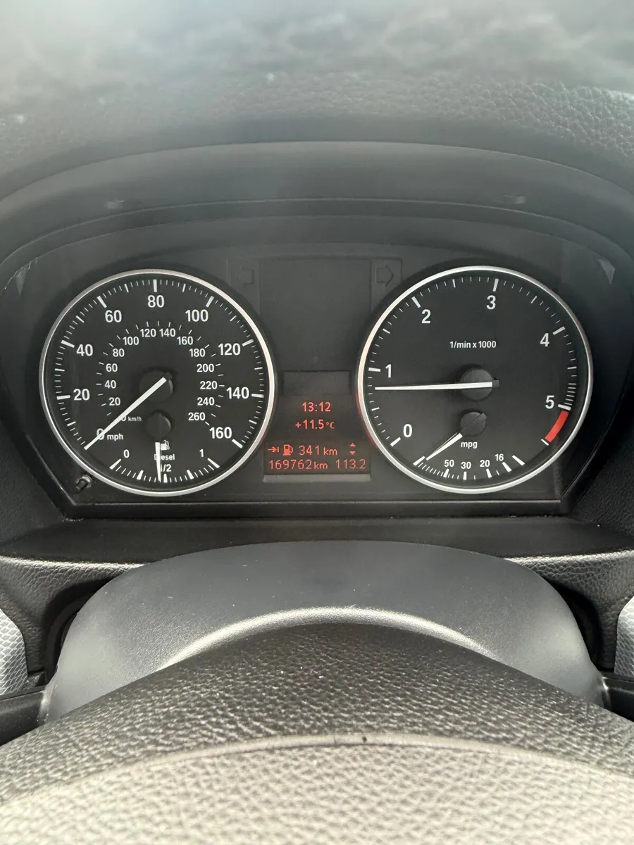 BMW 3-Series 2011 - Image 3
