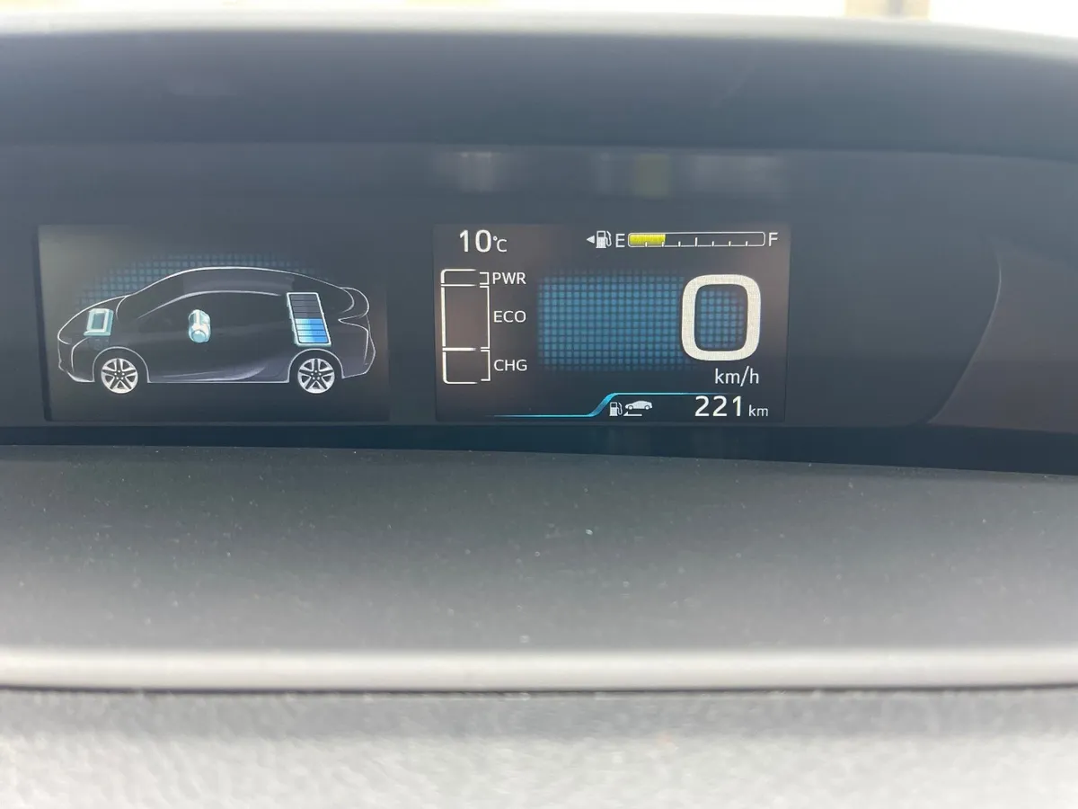 Toyota Prius 2018 HYBRID AUTOMATIC - Image 3