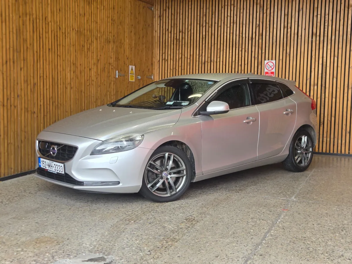 Volvo V40 2015 - Image 1
