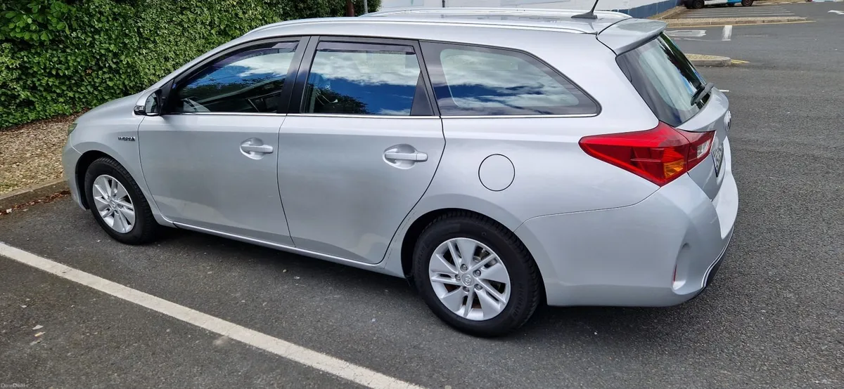 Toyota Auris 2014 1.8 Hybrid Estate - Image 2