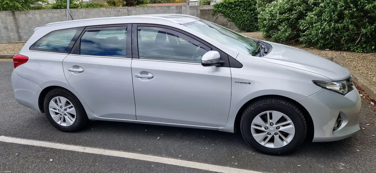 Toyota Auris 2014 1.8 Hybrid Estate - Image 5