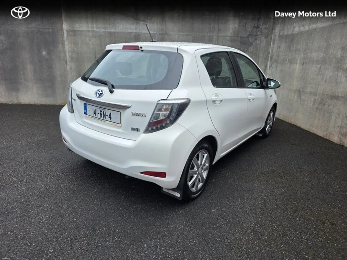 Toyota Yaris YARIS HYBRID LUXURY - Image 2