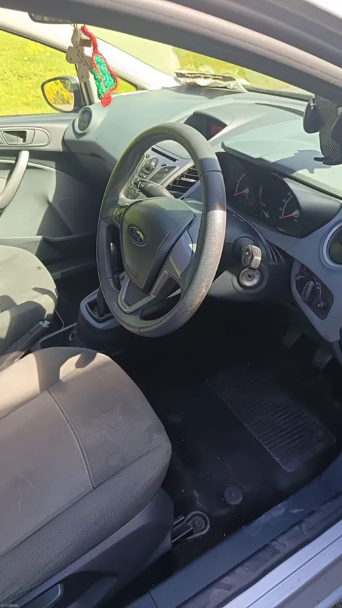 Ford Fiesta 2011 - Image 2
