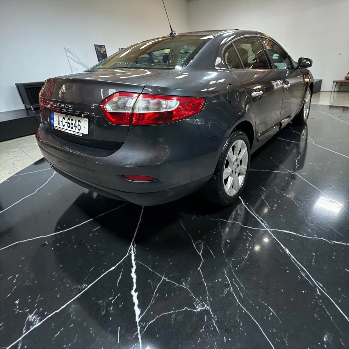 2011 Renault Fluence 1.5 DCI 90 ECO2 TOMTOM ED - Image 4