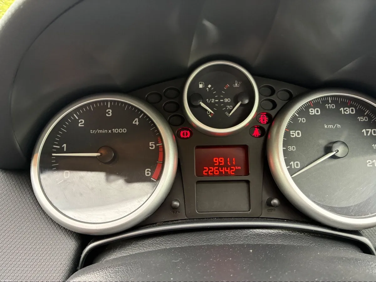 Peugeot 207 2012 - Image 2