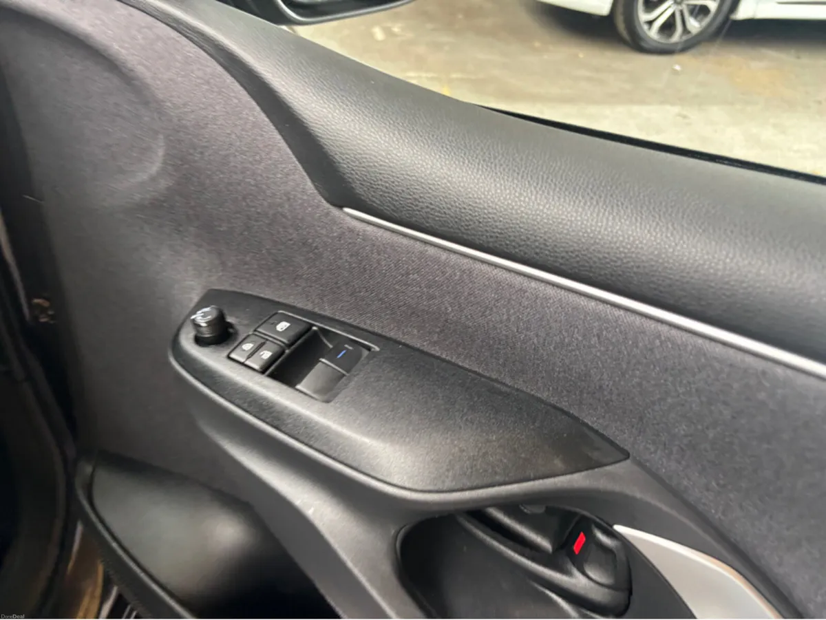 Toyota Yaris 1.5 HYBRID LUNA 4DR AUTO Finance Avai - Image 4