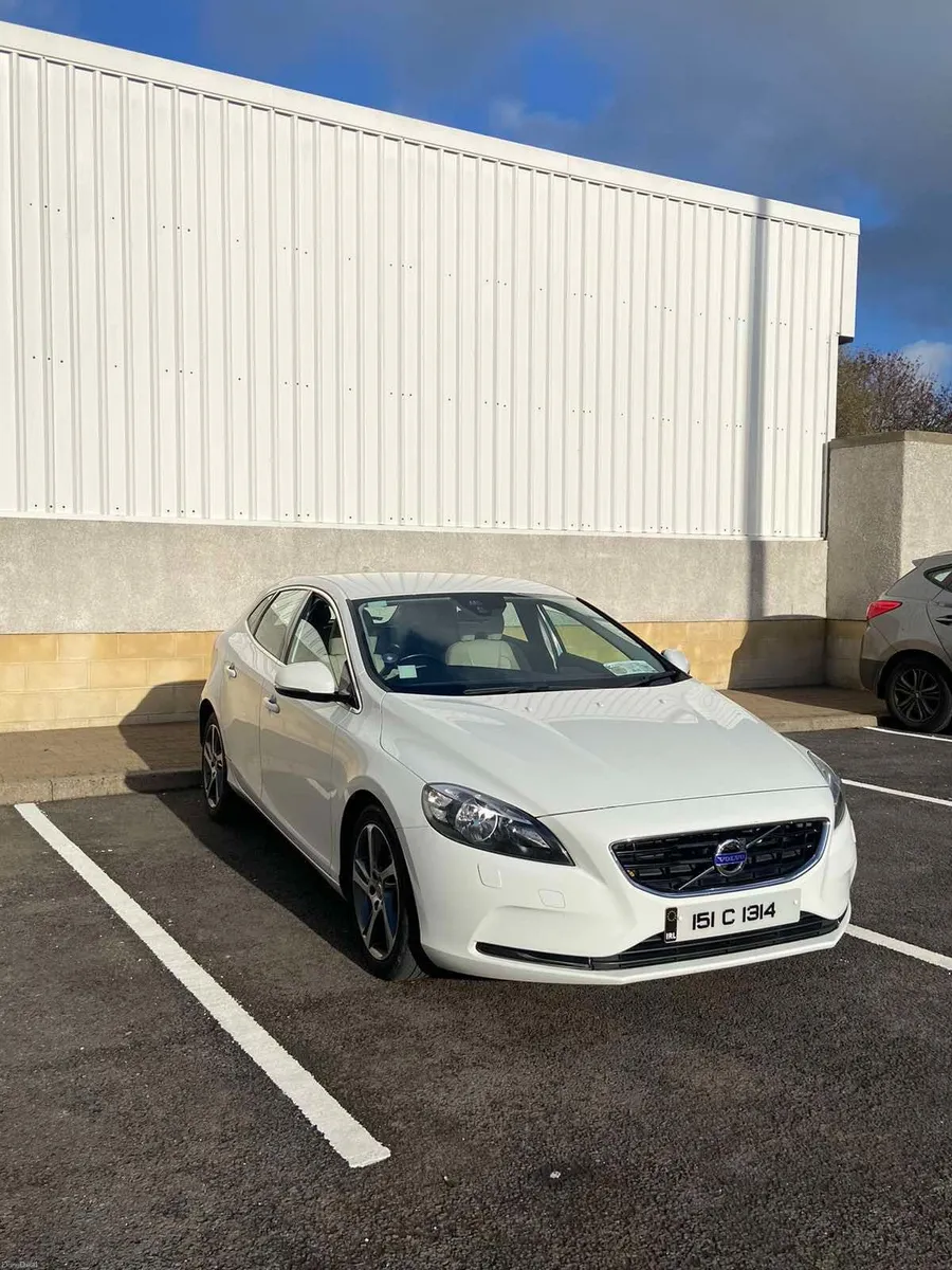 Volvo V40 2015 - Image 1