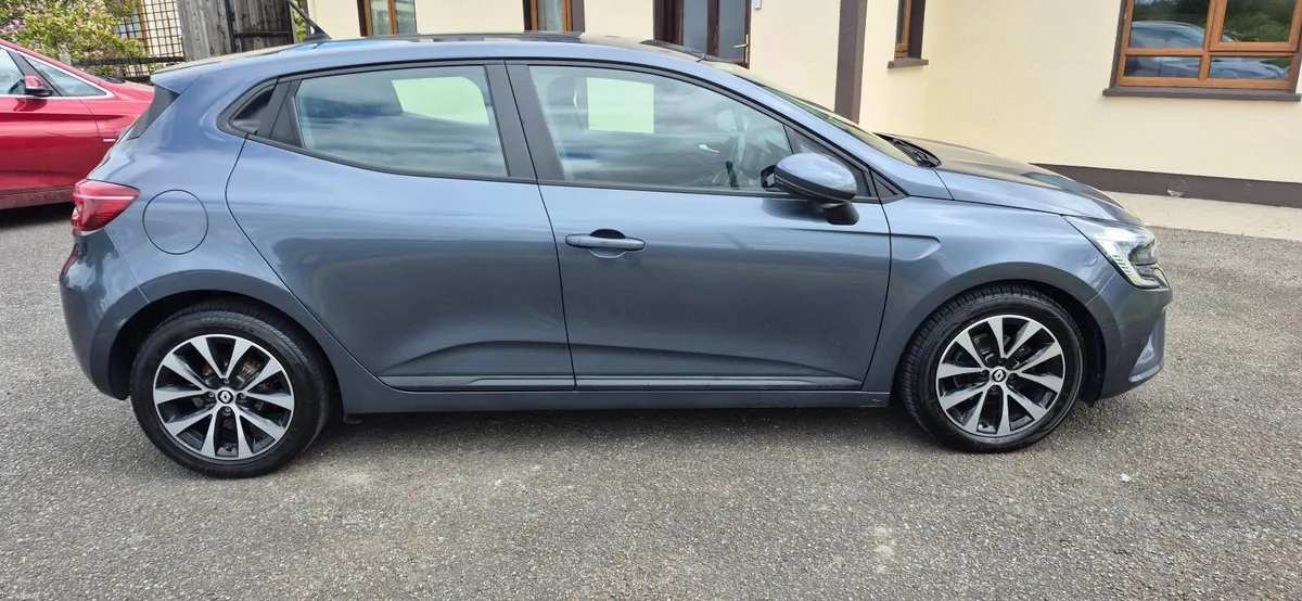 Renault Clio Iconic (NCT 2028) - Image 4