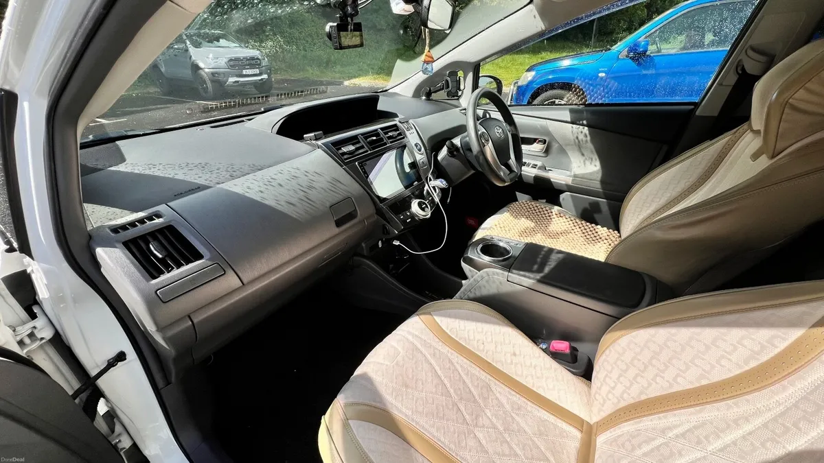 Toyota Prius Alpha, 5 seat - Image 2