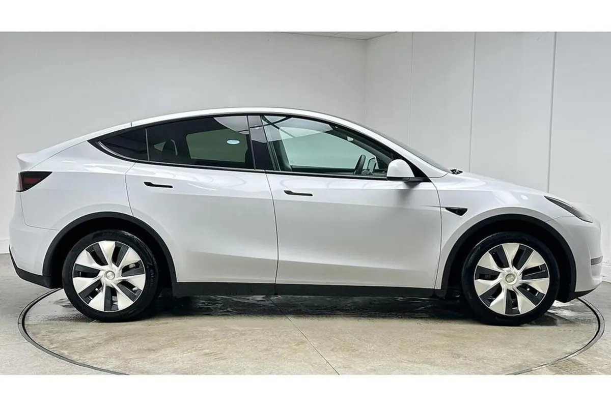 Tesla Model Y Long Range Awd - Image 2