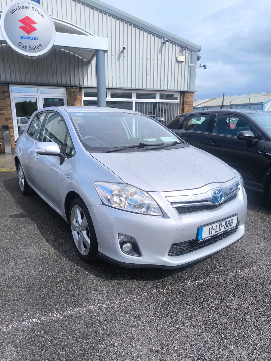 11 Toyota Auris 1.8 Hybrid Automatic - Image 1