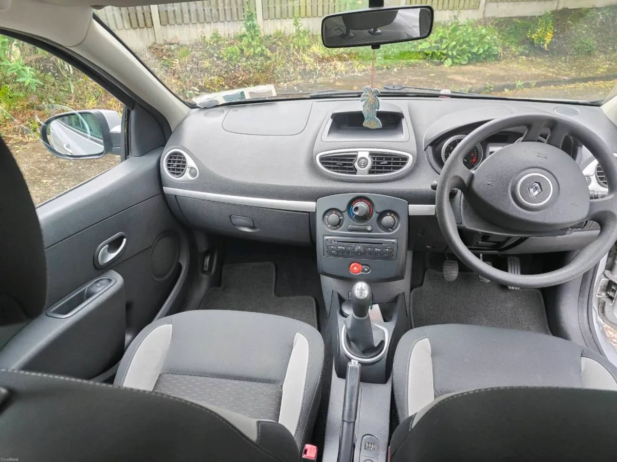 Low mileage Renault Clio 2011 64000km - Image 4