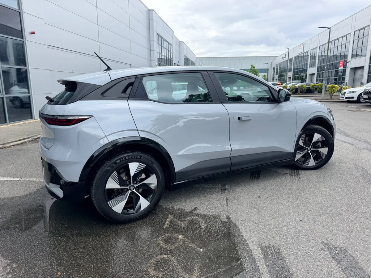 2023 Renault Megane 160 Phev Iconic 60 Kw - Image 3