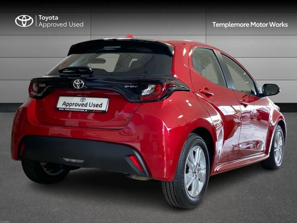 Toyota Yaris YARIS HYBRID 1.5 LUNA - Image 2