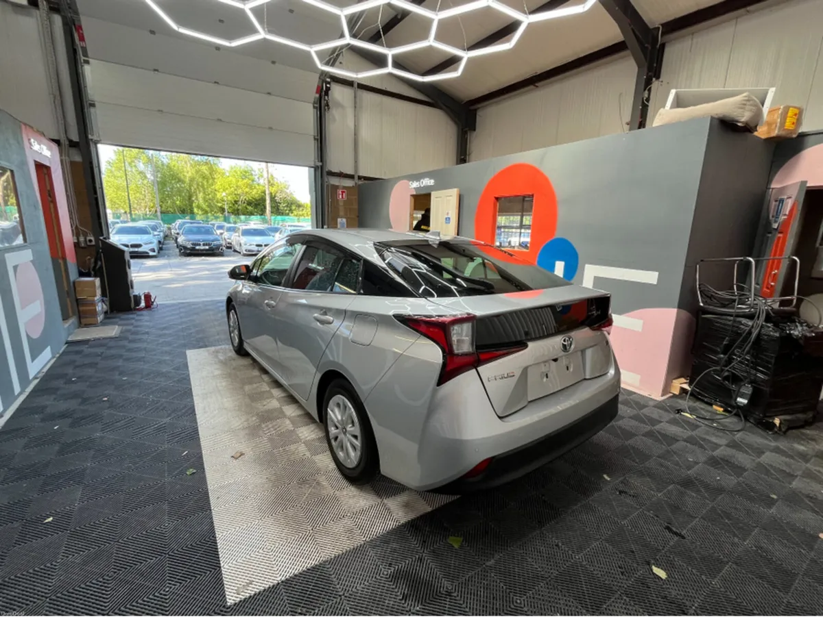 Toyota Prius 2022 TOYOTA PRIUS S 1.8 AUTOMATIC / C - Image 2