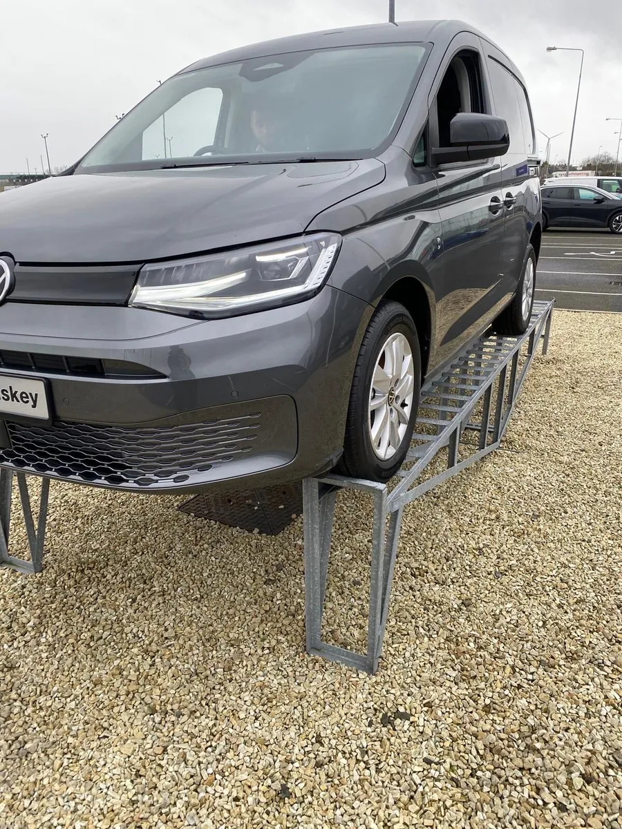 Car display stands - Image 2