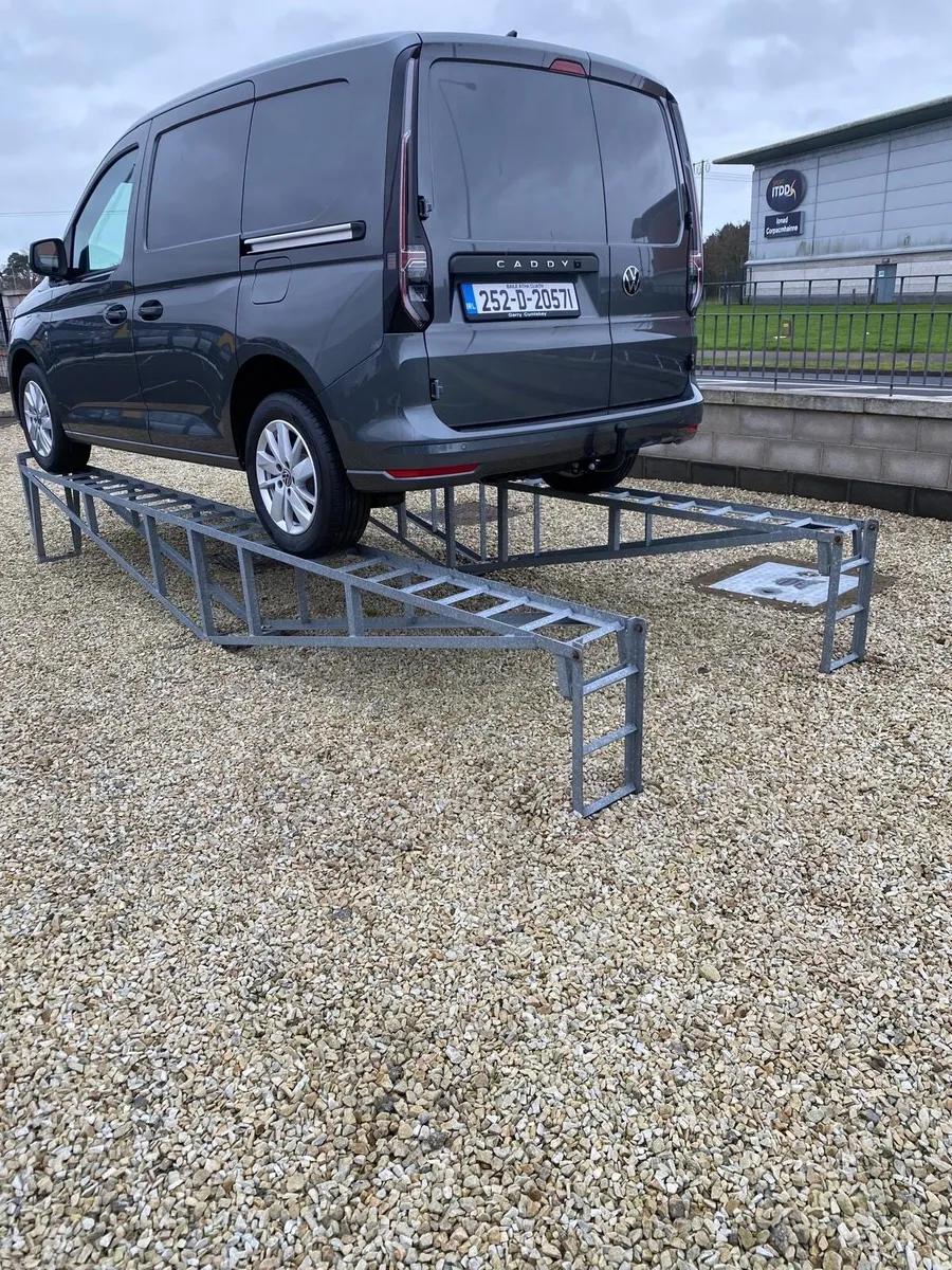 Car display stands - Image 4