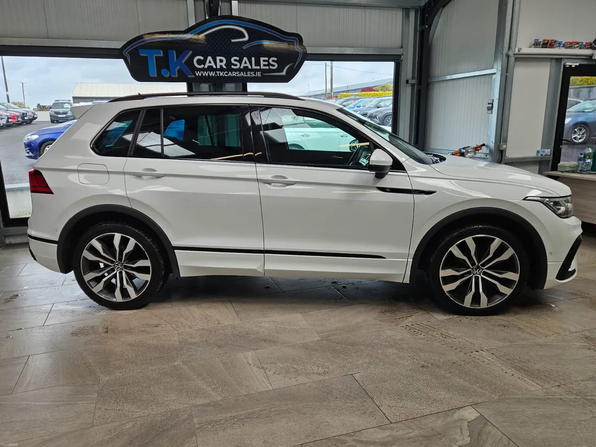 231 VOLKSWAGEN TIGUAN R-LINE W/BLACK EDITION STYLI - Image 4
