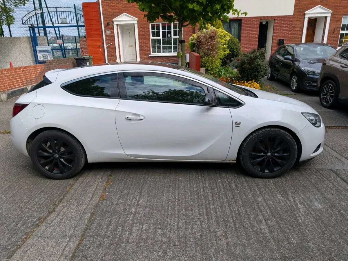 131 Opel Astra GTC for parts - Image 1