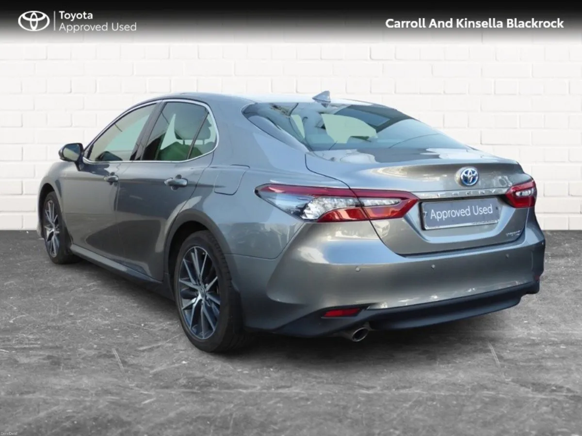 Toyota Camry Hybrid Platinum - Image 2