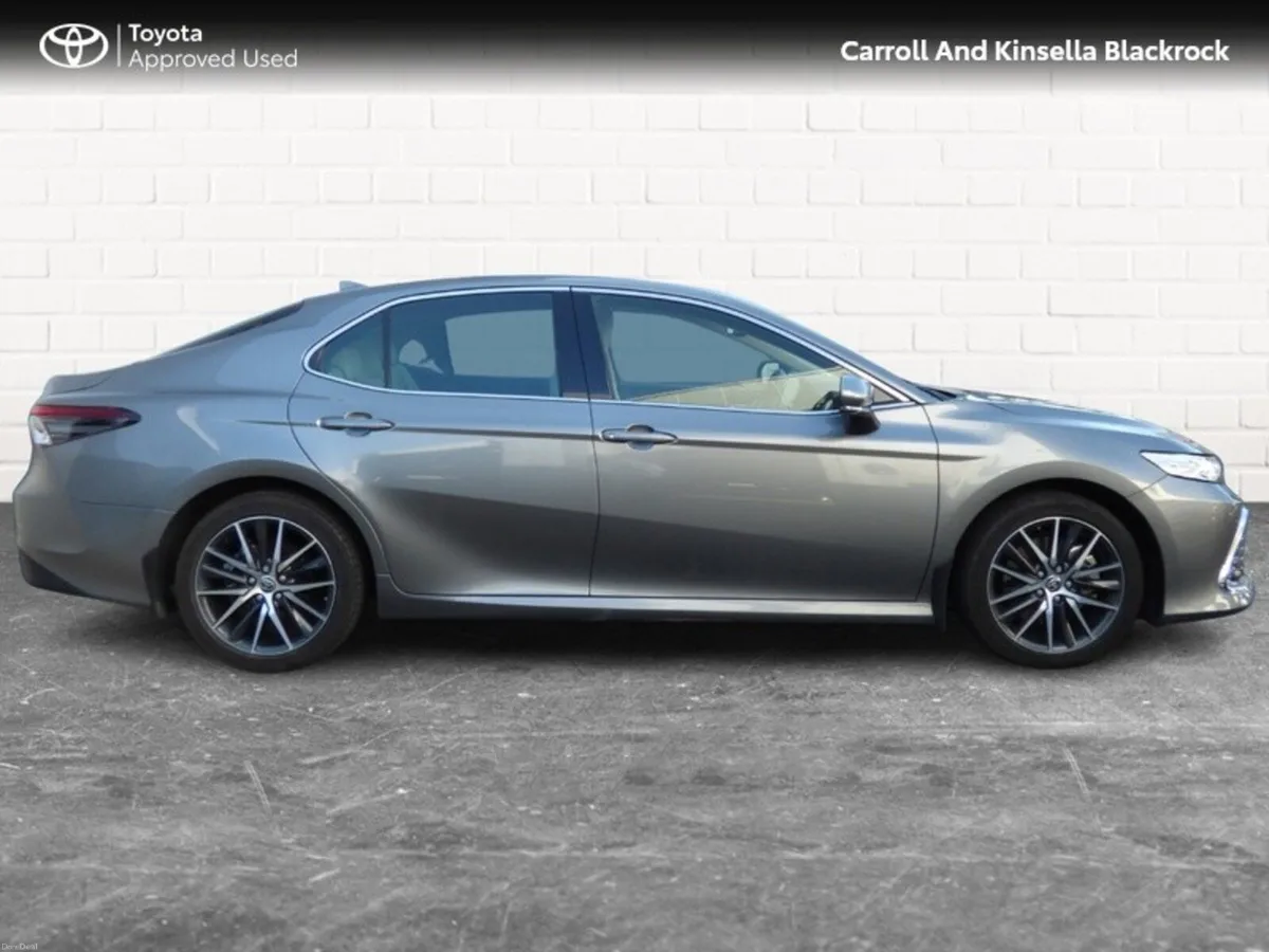 Toyota Camry Hybrid Platinum - Image 3