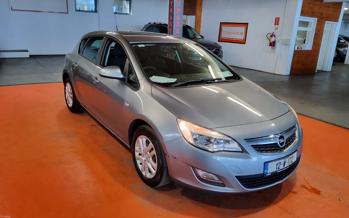 Opel Astra 2012 - Image 1