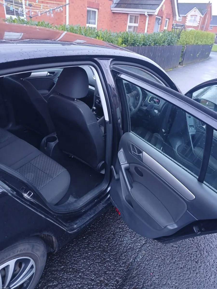 Volkswagen Golf 2010 - Image 2