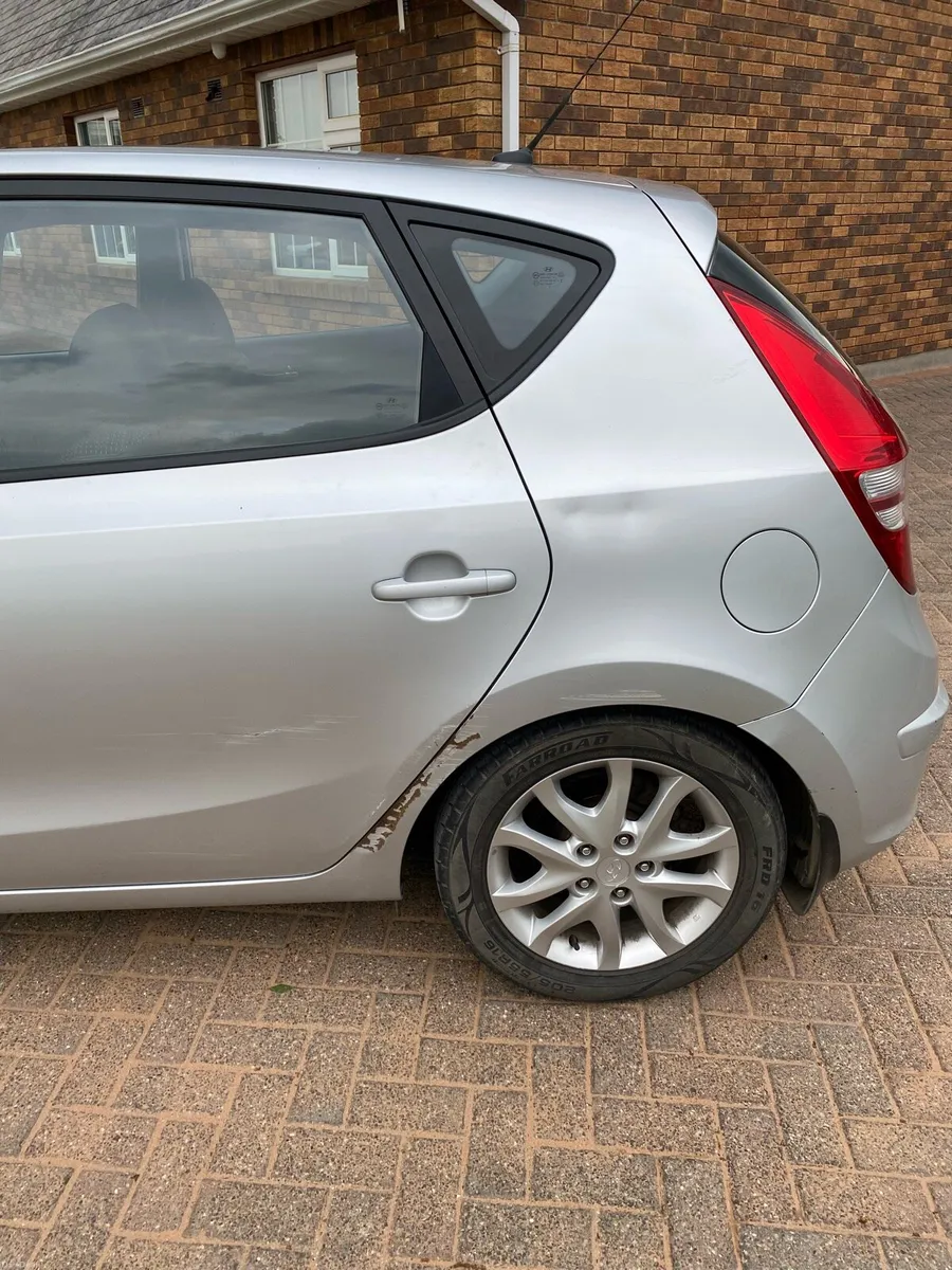 Hyundai i30 Deluxe 1.4L petrol 155,000km - Image 4