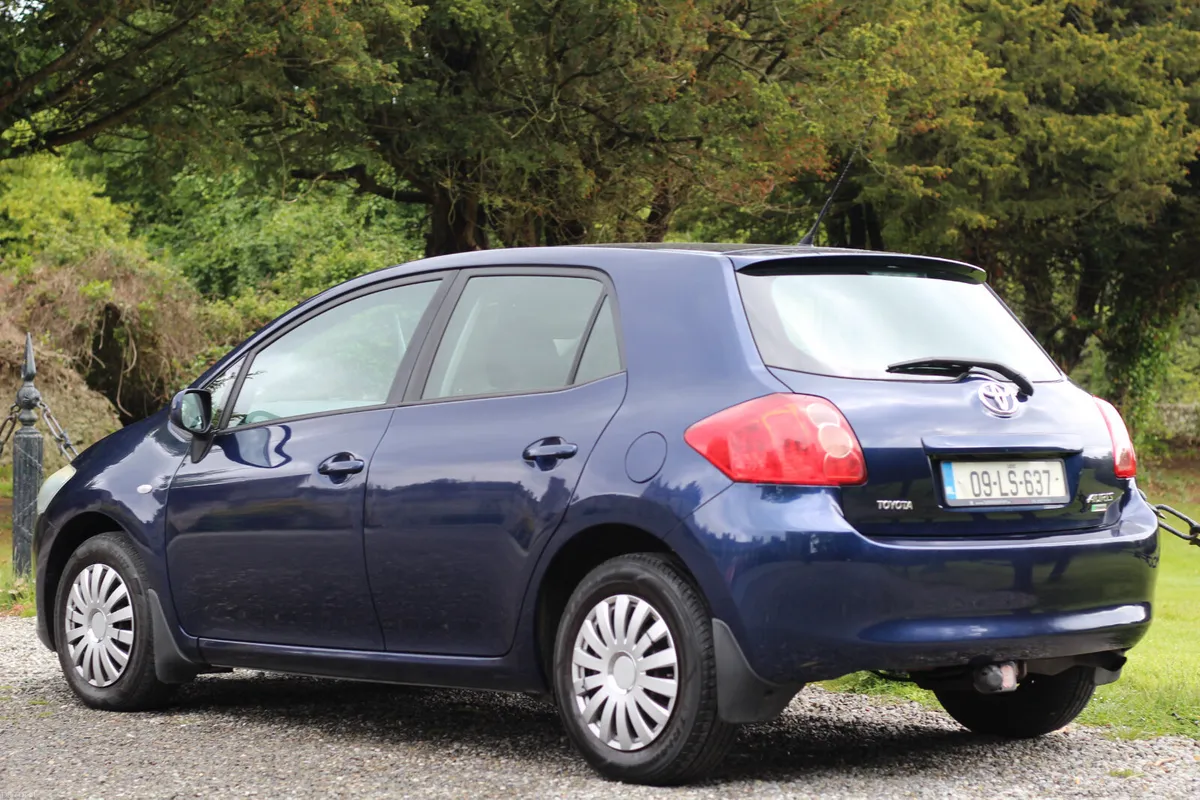 Toyota Auris 2009 - Image 2