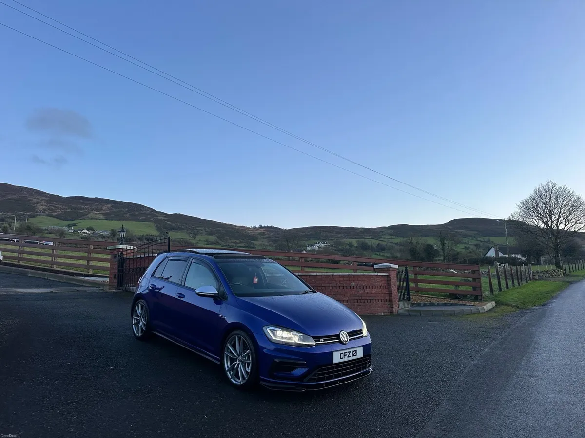 2019 Volkswagen Golf R - Image 2