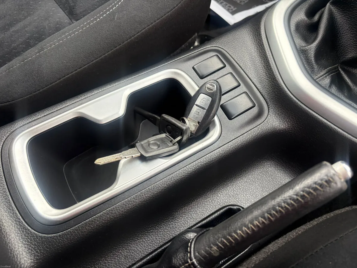 2017 Nissan Navara Crew Cab - Image 4