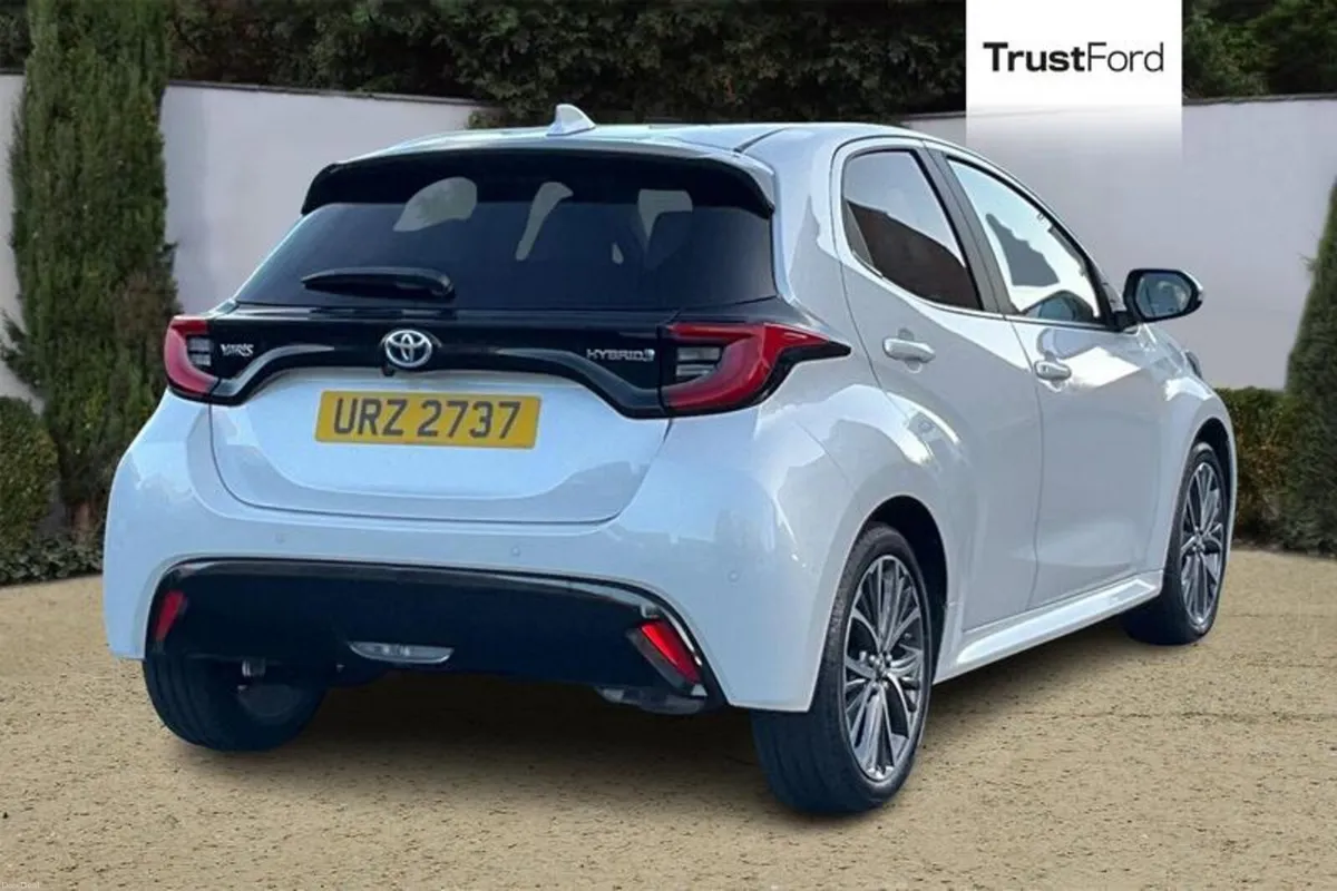 Toyota Yaris 1.5 VVT-h Excel Hatchback 5dr Petrol - Image 4