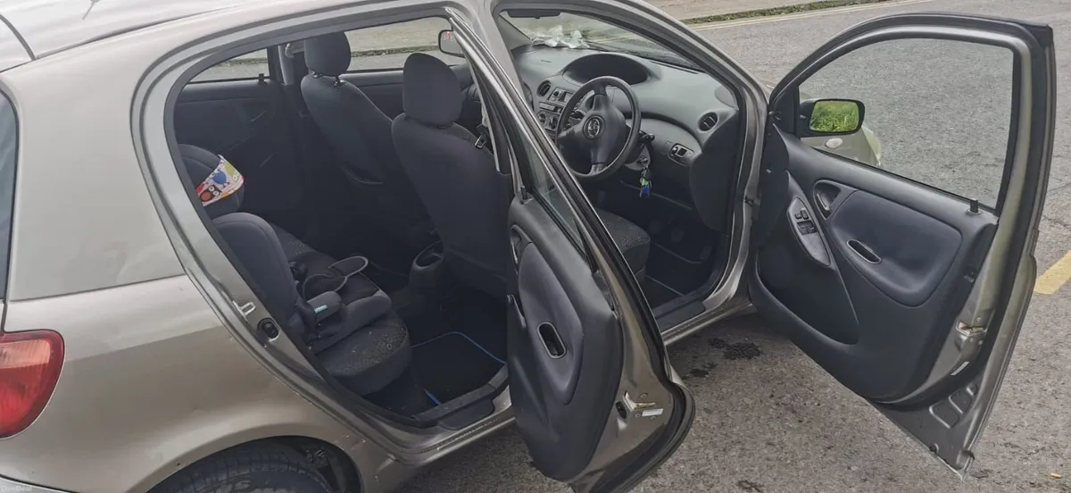 Toyota Yaris 2004 - Image 4