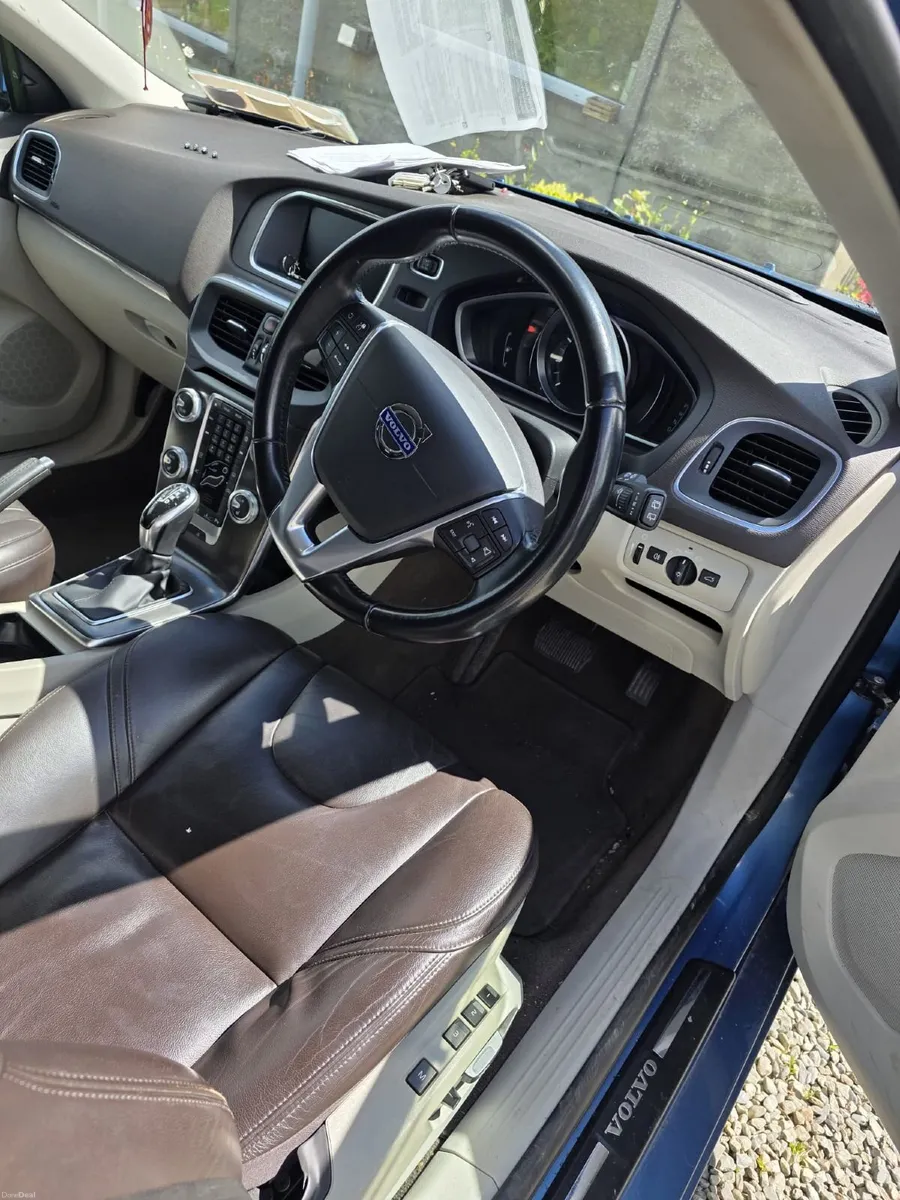 Volvo V40 T4 | 1.6 petrol - Auto - Image 4