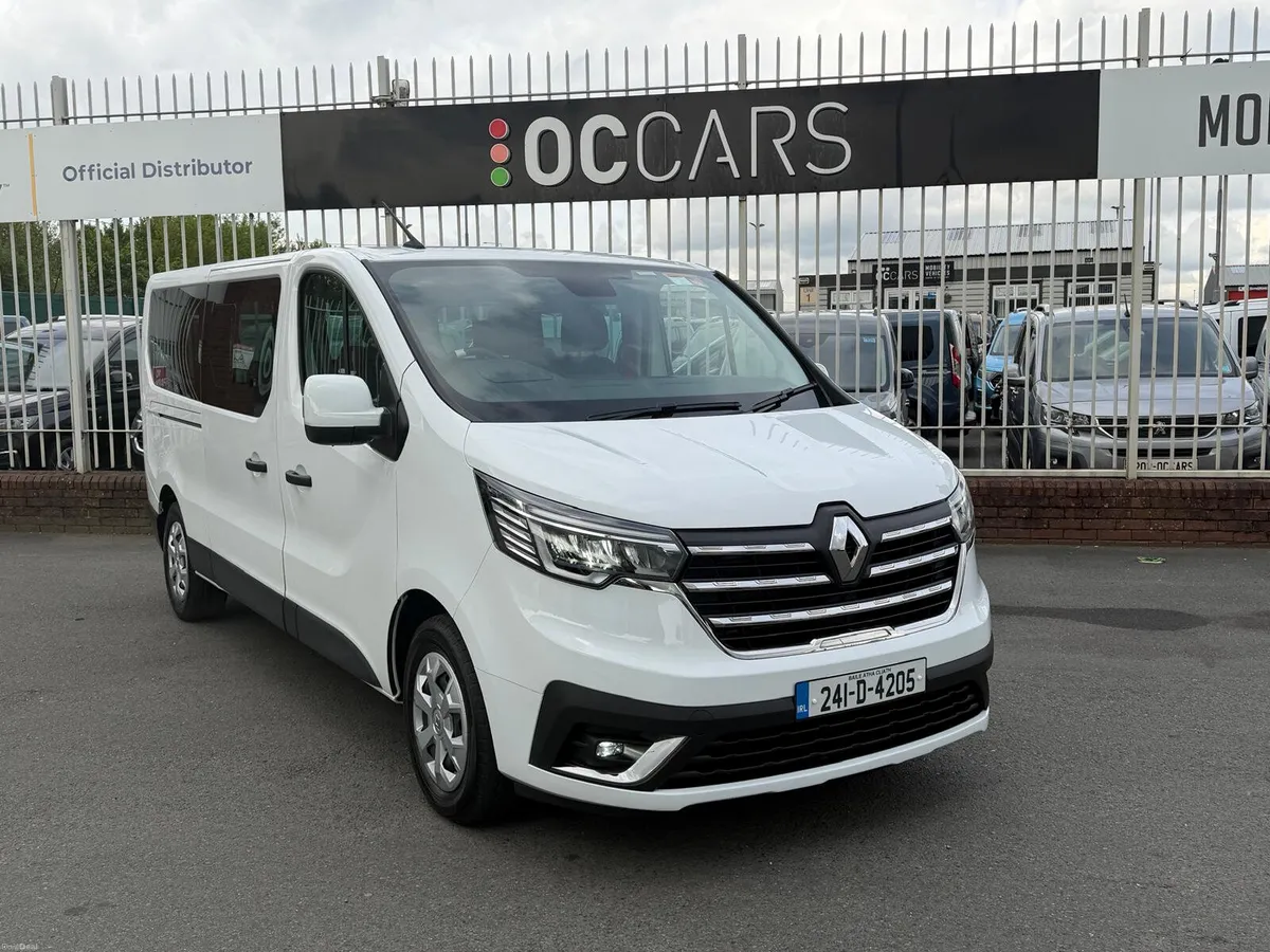 9 Seater Renault Trafic Wheelchair Accessible Taxi - Image 3