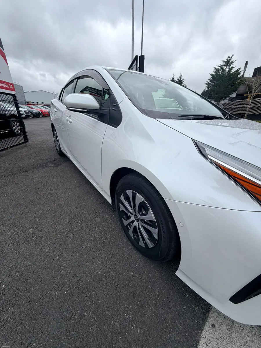 2022 Toyota prius White - Image 5