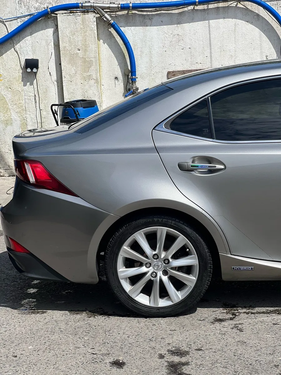 Lexus is 300 h - Image 4
