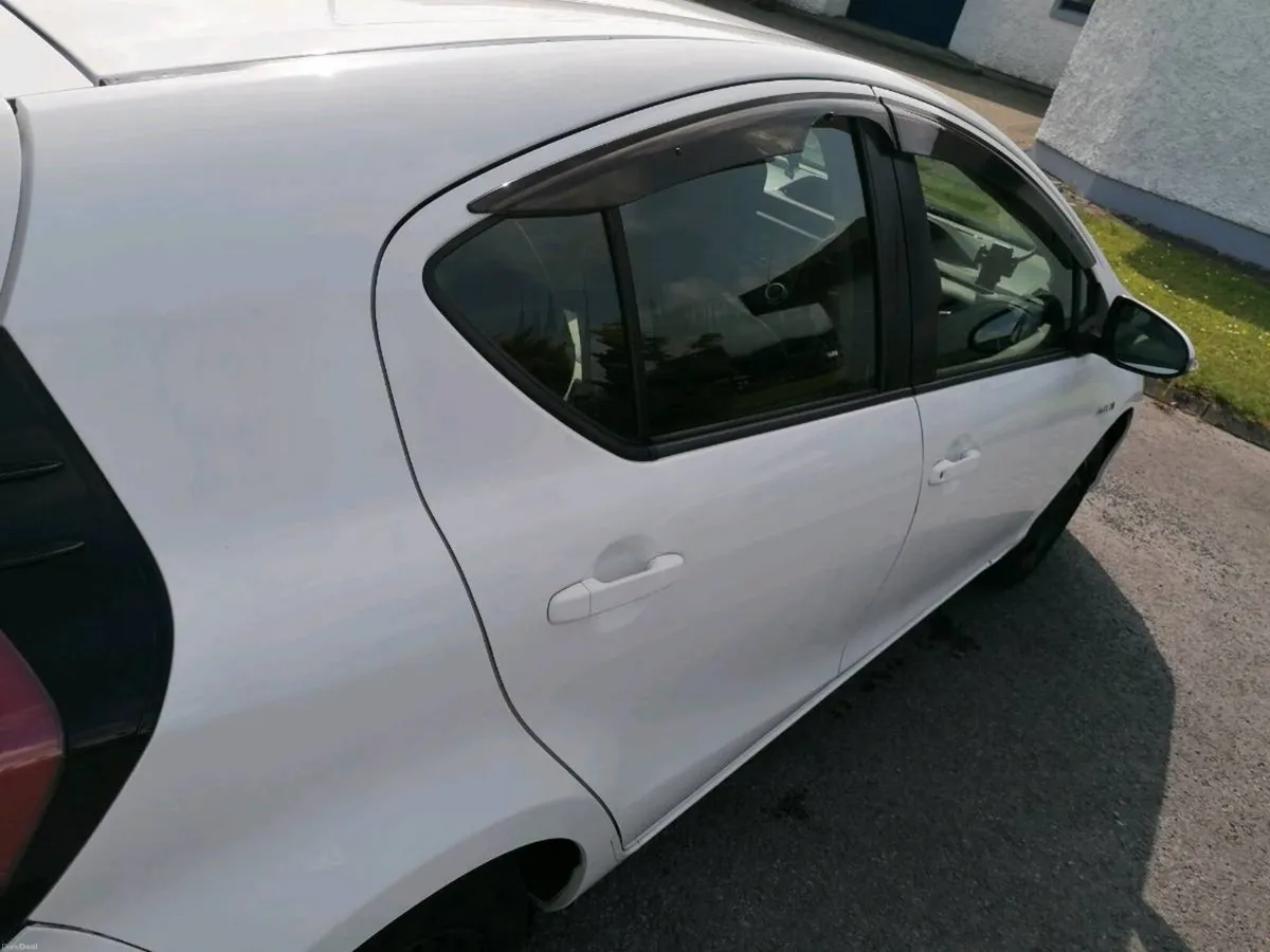 162 Toyota aqua hybrid - Image 4