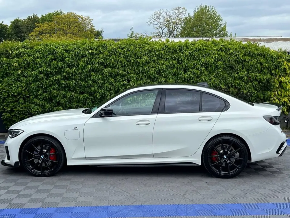 BMW 3-Series 330e M-SPORT COMPETITION 2.0 HYBRID / - Image 3