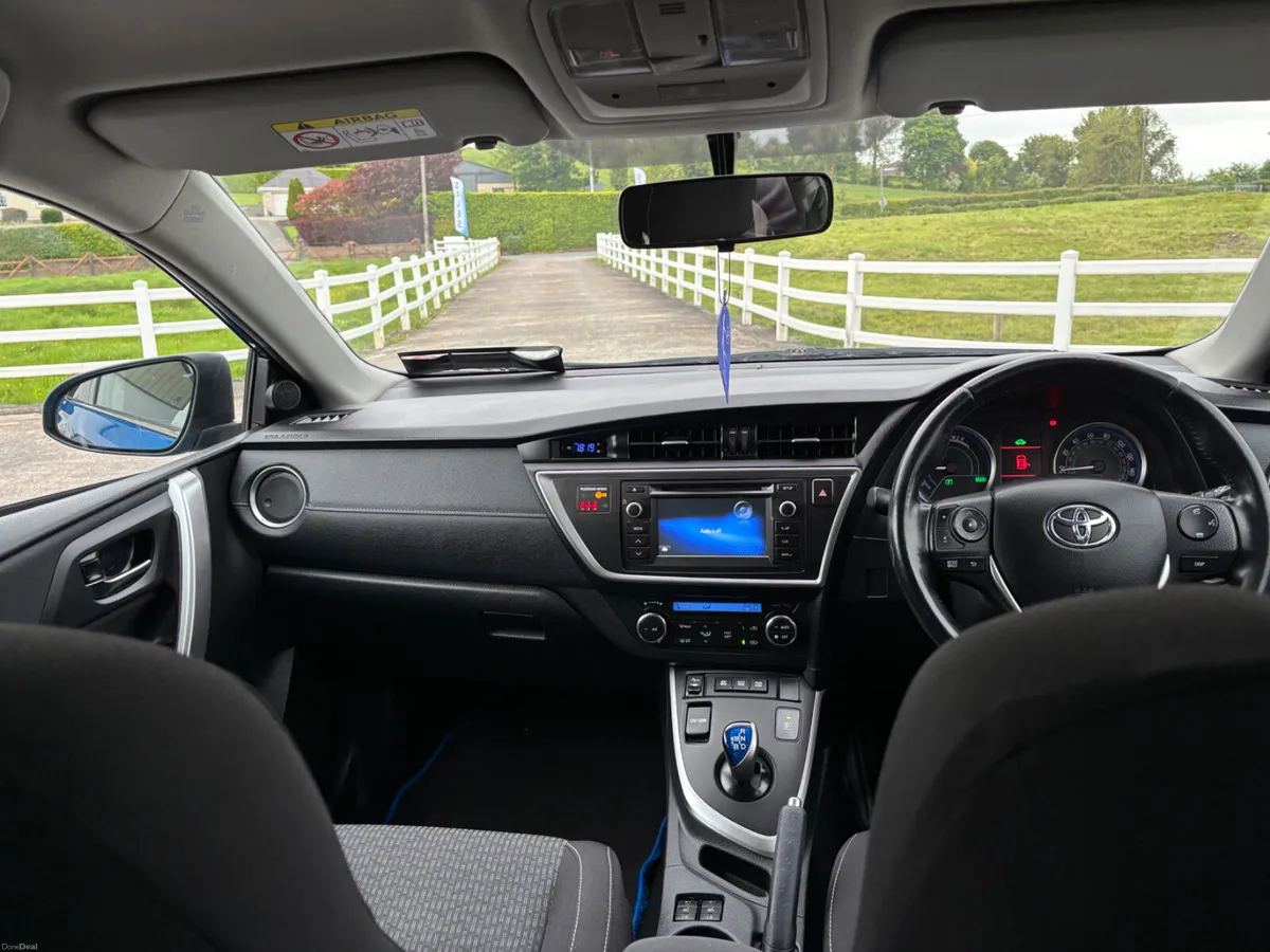 Toyota Auris 2014 Hybrid - Image 2