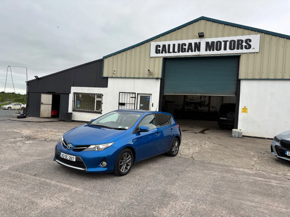 Toyota Auris 2014 Hybrid - Image 1